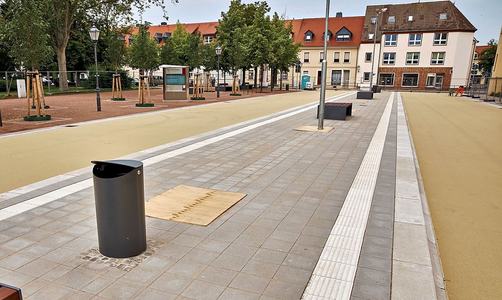 Fast alles ist seit Wochen startklar für den neuen Busbahnhof. Das fehlende Dach soll erst Mitte Oktober geliefert werden.