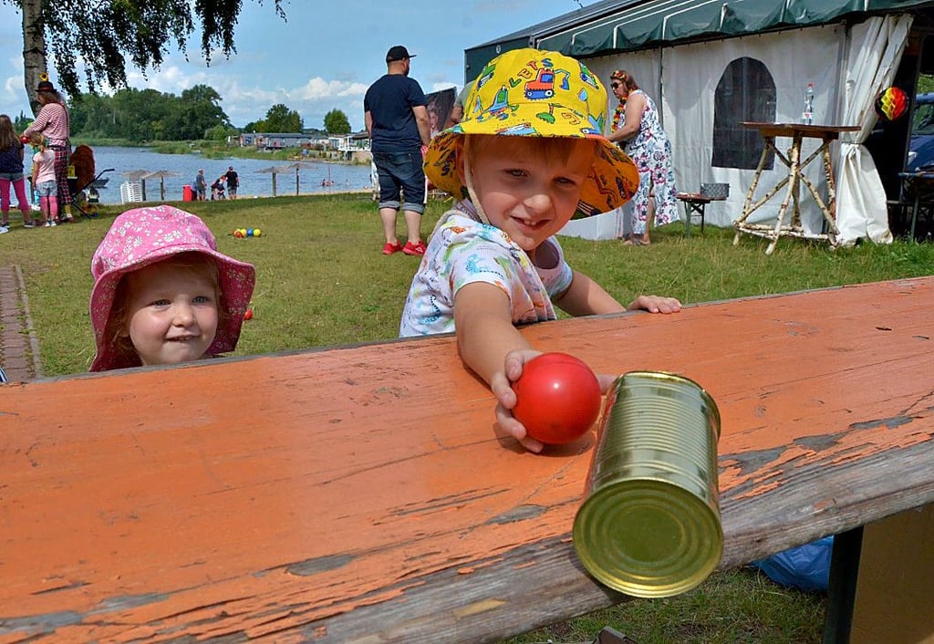 Schummelt da jemand beim Büchsenwerfen? Egal! Leo und Rita hatten umso mehr ihren Spaß. Über 100 Kinder machten bei den Spielen mit.