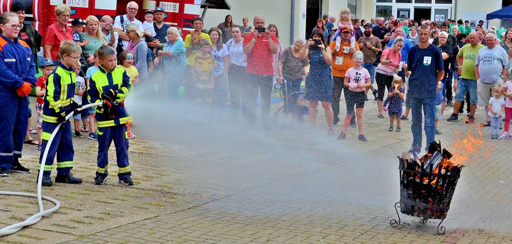 Die Lindauer Löschknirpse haben am Sonnabend eindrucksvoll bewiesen, dass sie gemeinsam mit der Jugendfeuerwehr auch an ihrem 10. Geburtstag einsatzbereit sind und präsentierten ihren zahlreichen Gästen einen Löschangriff. Der Nachwuchs brauchte am Ende nur wenige Minuten, um die Flammen zu löschen. Und dabei hat augenscheinlich jeder Handgriff gesessen. Die Mühen der Ausbilder haben sich also gelohnt.