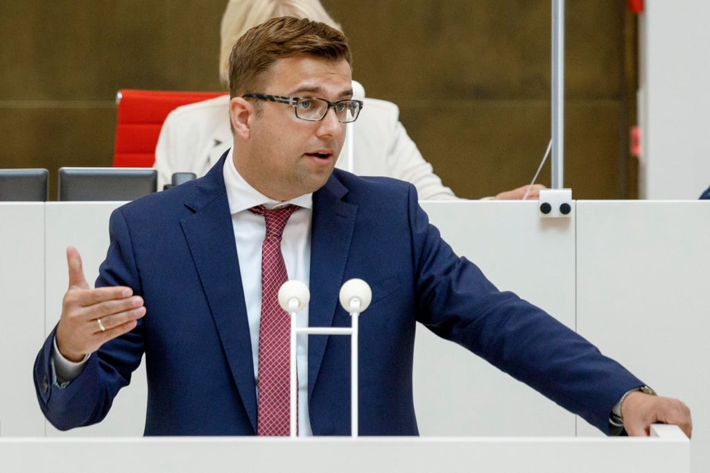 Fraktionsvorsitzender Erik Stohn (SPD) spricht.