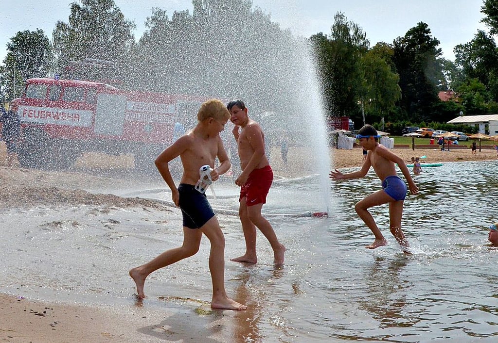 Wasserspiele mit der Feuerwehr Wolmirsleben: Die Kameraden haben für ihr Spektakel ihren Oldtimer, den W50, und anderen Gaudi mitgebracht.