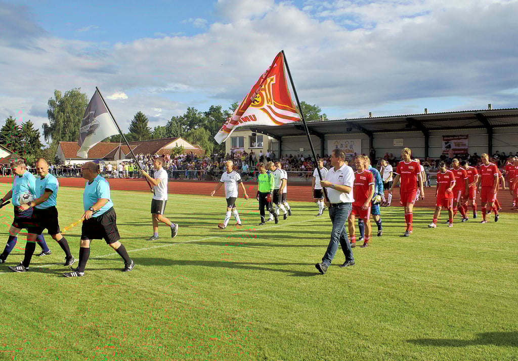 Endlich war es soweit. Die Alten Herren konnten am Freitagabend die Traditionself vom 1. FC Union Berlin auf der Jahnsportanlage in Jessen begrüßen und den 750 Zuschauern ein unterhaltsames Spiel bieten.