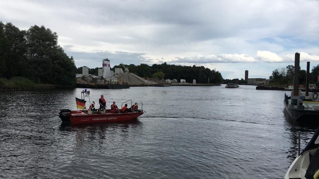 Die Genthiner Feuerwehr bekämpfte auf dem Elbe-Havel-Kanal einen Ölfilm.