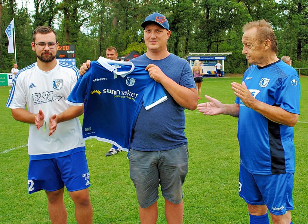 Ralf Strittmatter aus Vinzelberg ersteigerte das FCM-Trikot im Auftrag seiner Ehefrau Steffi für 160 Euro.