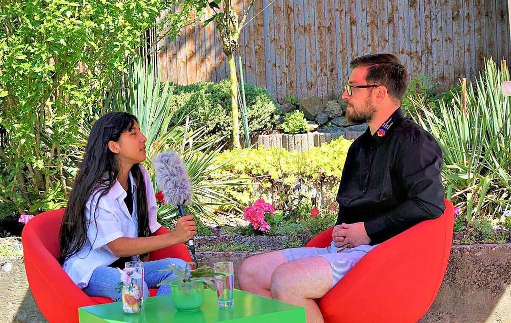 Hanin Kabalan (12) interviewte unter anderem den Salzwedeler Stadtrat Marco Heide (Die Linke) für das politische Video-Projekt.