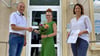 Der Bürgermeister des Sülzetals, Jörg Methner und Nancy Flügel (Abteilung Personal, r.) freuen sich über Mandy Dunkel, die erste Auszubildende in der Gemeindeverwaltung.