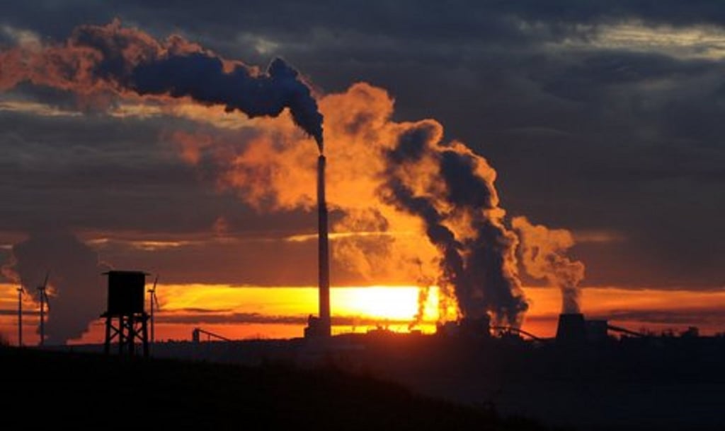 Sonnenuntergang am Romonta-Werk in Amsdorf