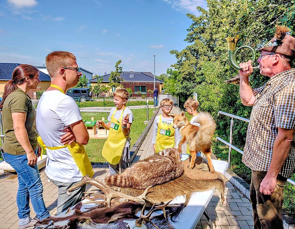 Mitglieder des Vereins „Jägerschaft Wittenberg 2020“ brachten Kindern und Jugendlichen beim Behindertenverband die Natur näher.