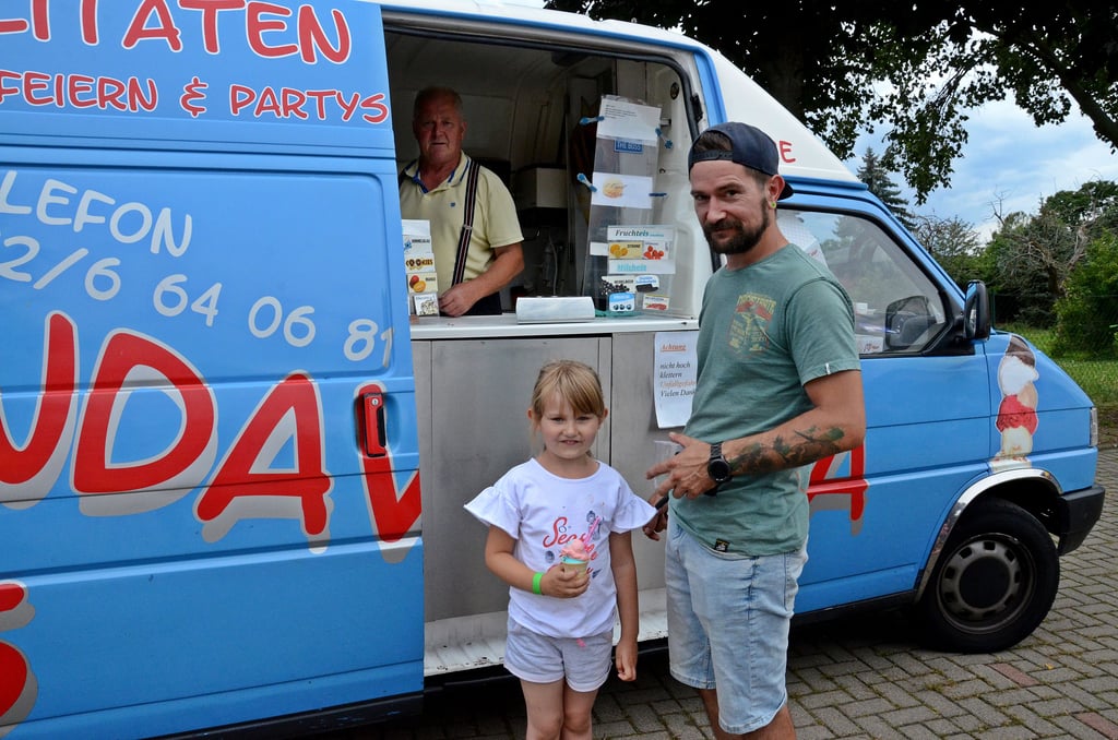 Eis ist immer gut, finden auch Lea-Sophie und Papa Göran.