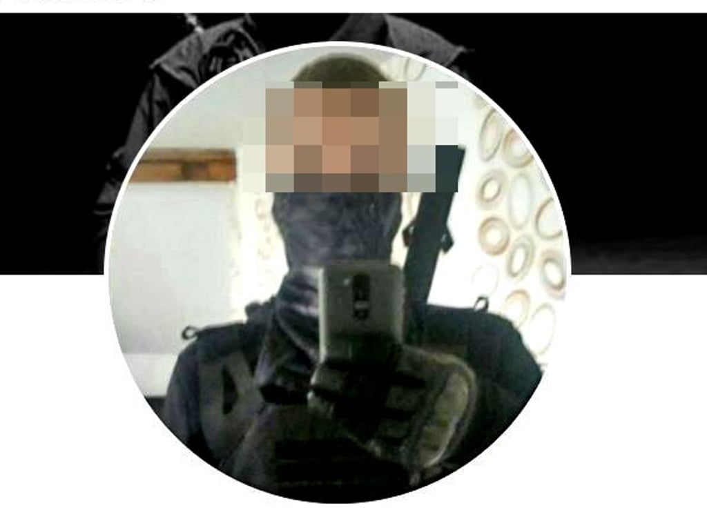 Denny R. präsentiert sich auf Facebook in martialischer Verkleidung.