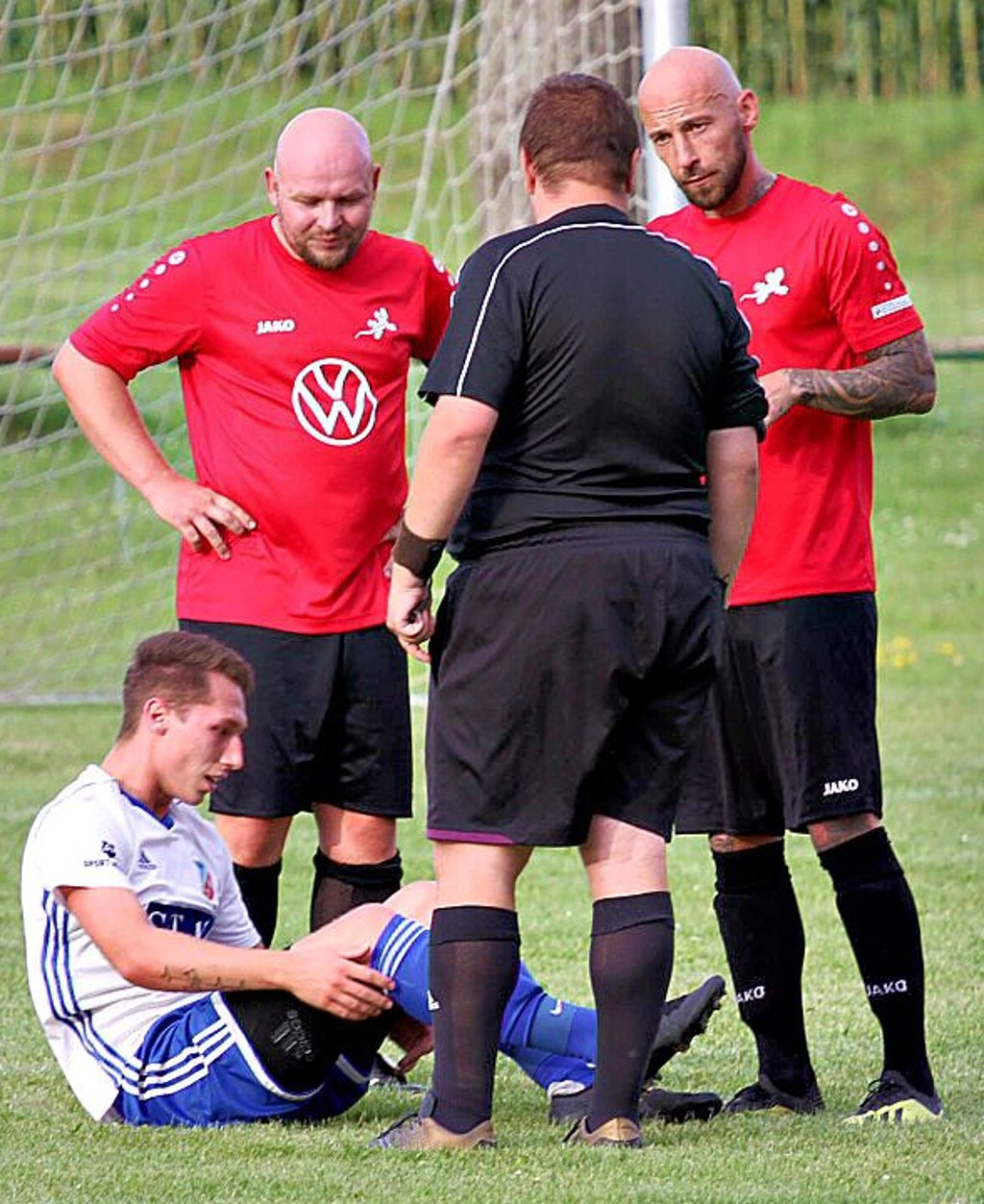 Nach einem Foul an Elias Meyer hat die SCN-Abwehr Gesprächsbedarf.