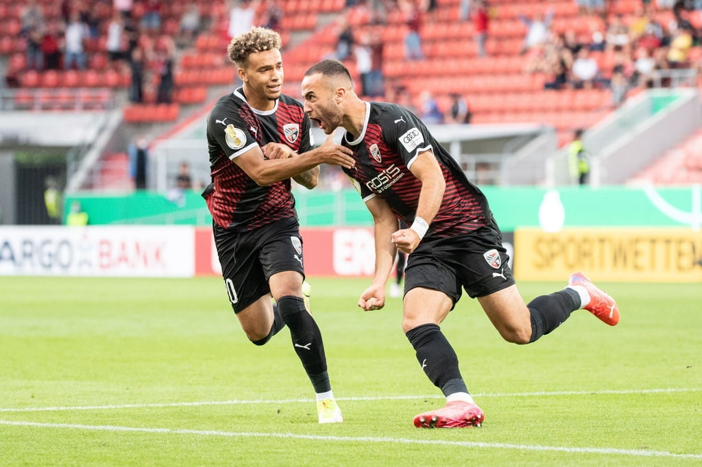 Fatih Kaya (r) von Ingolstadt jubelt mit Jalen Hawkins.