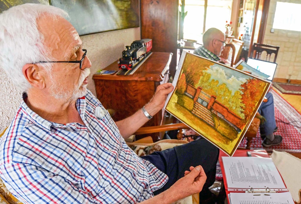 Dietrich Bungeroth freut sich über die Bilder von Dietrich Genau, die auch jüdische Spuren in Hoym aufzeigen.