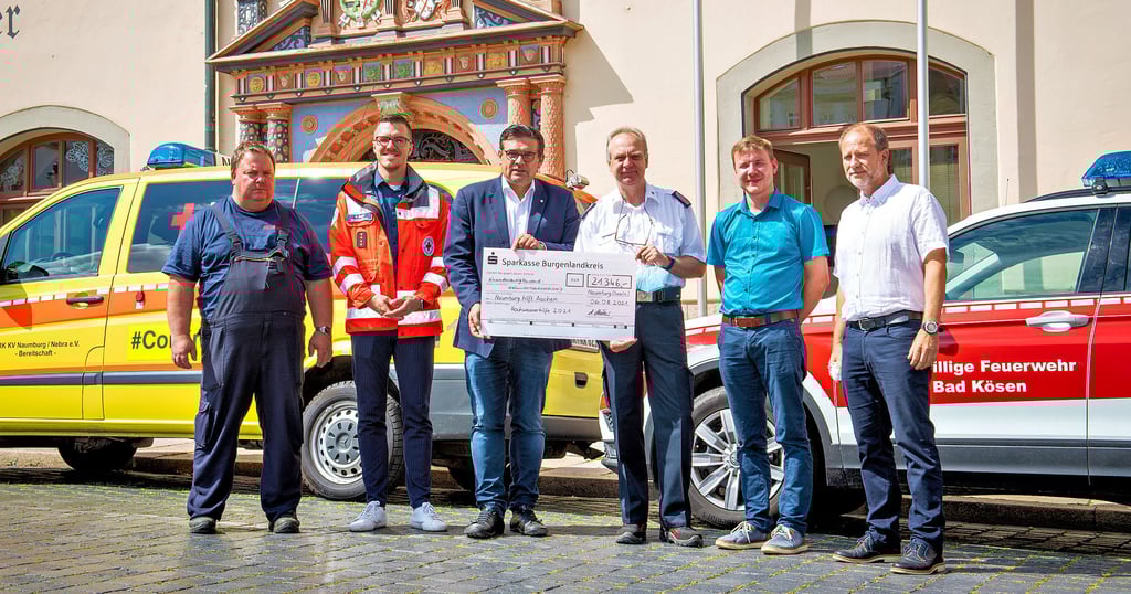 Armin Müller präsentiert das bisherige Spendenergebnis von 21.346 Euro und bedankt sich - stellvertretend - beim Bad Kösener Ortsfeuerwehrleiter Gert Dachroth (v.l.), Sebastian Berger vom DRK, Stadtwehrleiter Christian Schirner sowie den freiwilligen Helfern Maik Zeugnerund Steffen Welz.