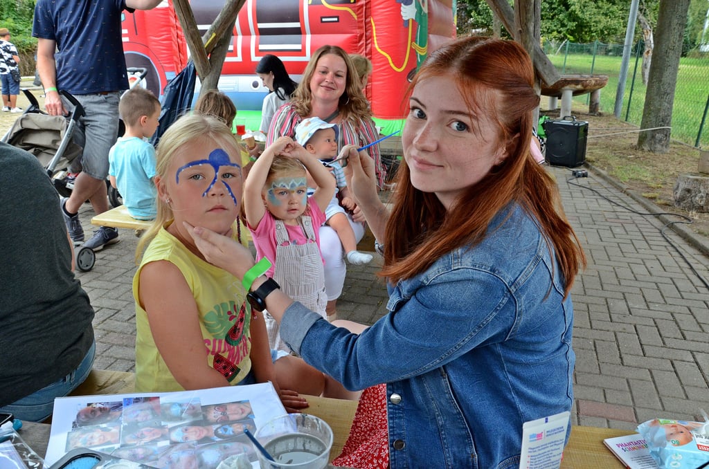 JJasmin Rettig zaubert der 6-jährigen Tessa beim beleibten Kinderschminken einen Oktopus, auch Krake genannt, ins Gesicht.