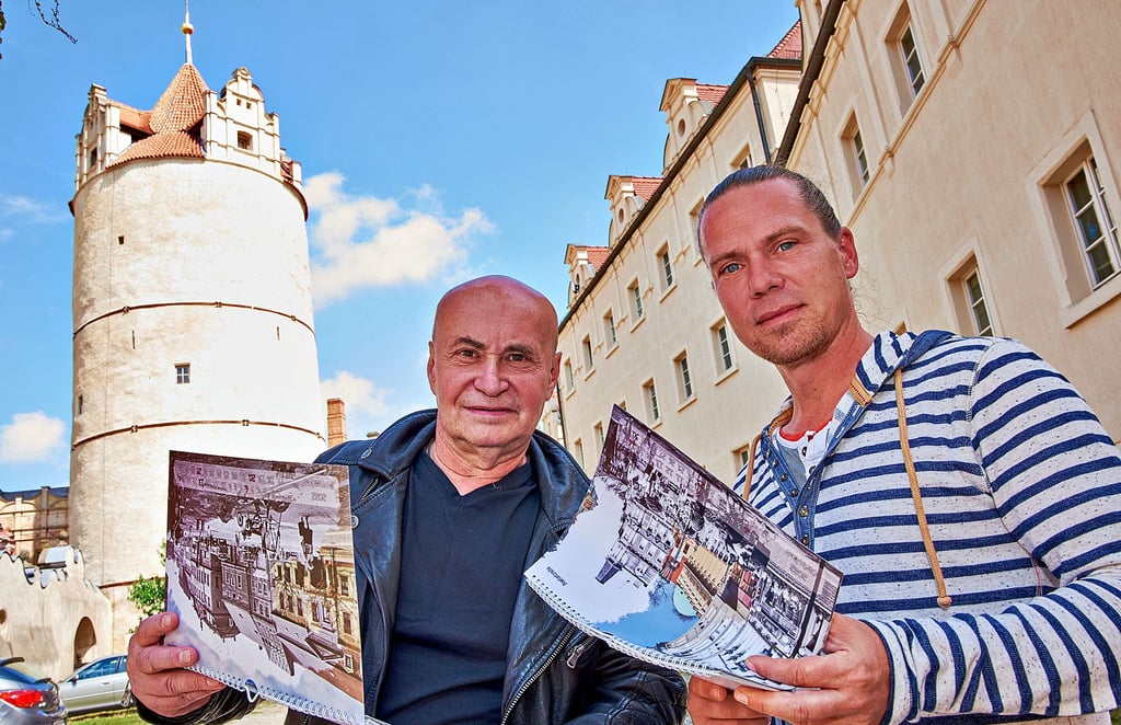 Carlheinz Schmidt und Simon Kirchhof präsentieren den neuen Stadtkalender für Bernburg.