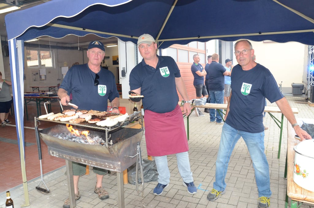 Ebenso wie das Eis dürfen auch die leckeren Bratwürst vom Grill nicht fehlen.