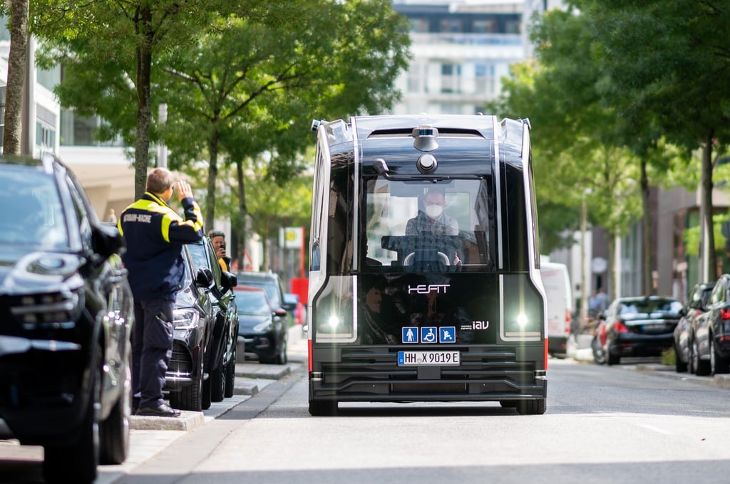 Der autonom fahrenden Heat-Bus fährt durch die Hafencity.