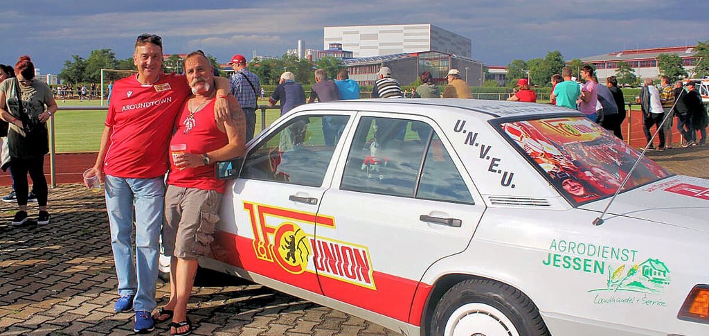 Uwe Petrich (r.) zusammen mit Tilo Kleinfeld an seinem persönlichen Union-Fan-Mobil, mit dem er auf die Jahnsportanlage kam.