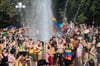 Junge Leute feiern während der Pride Parade im kühlen Nass des Brunnens am Washington Square Park in Manhattan.