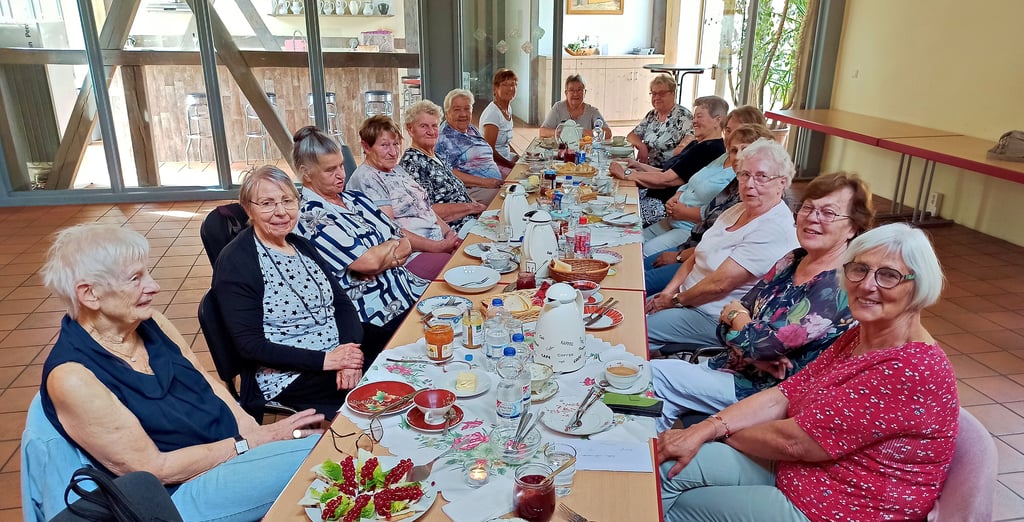 In der hübschen Olvenstedter Kulturscheune treffen sich einmal pro Woche die Senioren des ländlich geprägten Stadtteils Alt-Olvenstedt. Kürzlich gab es selbst gemachte Marmeladen.