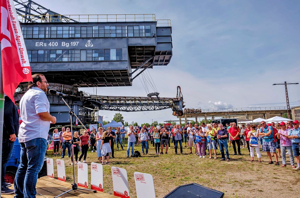 Mitglieder der Industriegewerkschaft „Bauen - Agrar - Umwelt“ demonstrierten unter den Baggern von Ferropolis für höhere Löhne am Bau.