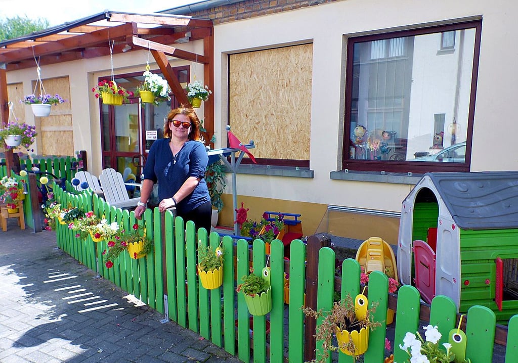 Der Vorgarten und die Blumen zeigen noch, wie schön es hier war.