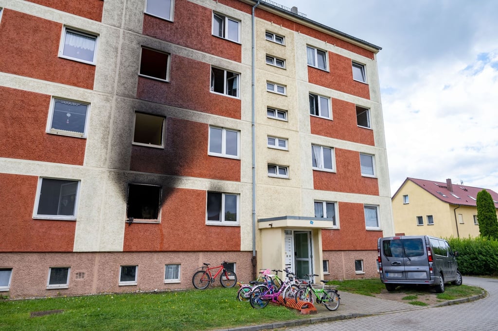 Ein zerstörtes Fenster ist nach einem Brand zu sehen.