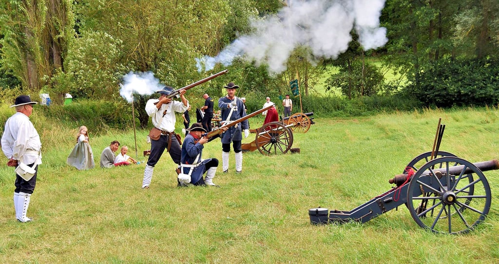 Historisches Biwak in Tahlwinkel: Kanonendonner und Salutschüsse sowie viel Pulverrauch erfüllen die Luft über den Wiesen.