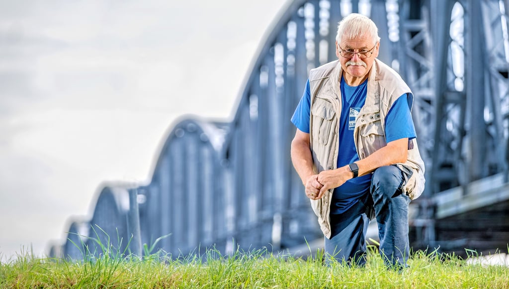 Was Paris der Eiffelturm ist, ist Barby die Elbbrücke - so sehen sie das zumindest in der Kleinstadt im Salzlandkreis: Jürgen Krebs vor dem Bauwerk, über das bald wieder Züge rollen sollen.