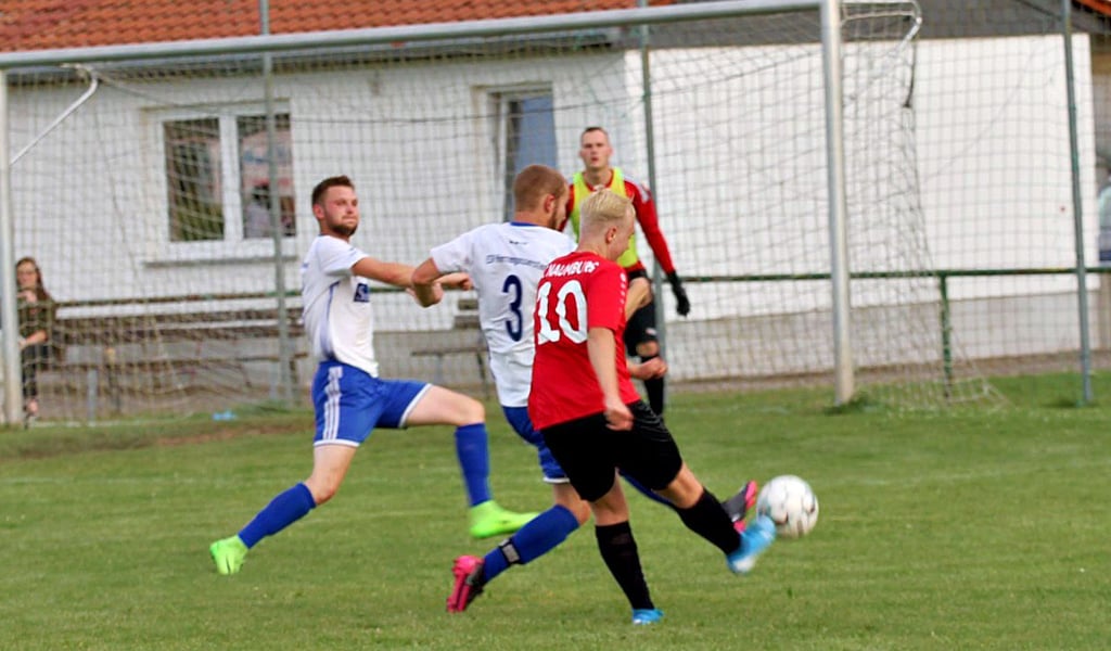 In dieser Szene können die ESV-Verteidiger Max Grohall am Torerfolg hindern, doch in der 18. Minute hatte der Naumburger zum 1:1 ausgeglichen.