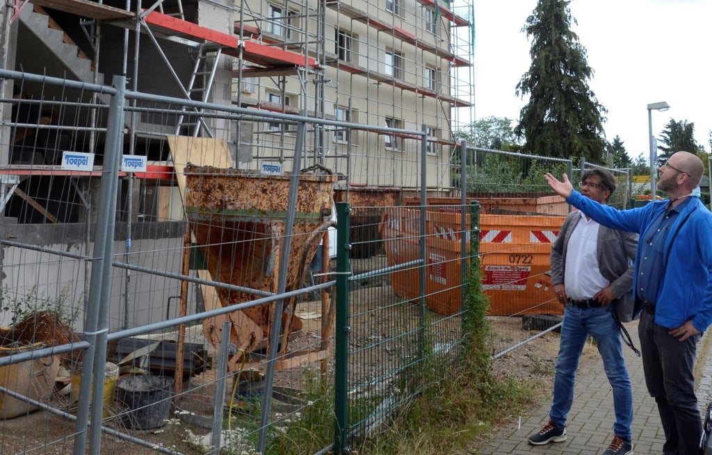 Baubetreuer Oliver Beymel (r.) und Landkreis-Pressesprecher Uwe Baumgart verschaffen sich einen Überblick über den aktuellen Stand der Bauarbeiten am Verwaltungsgebäude in der Kronesruhe.