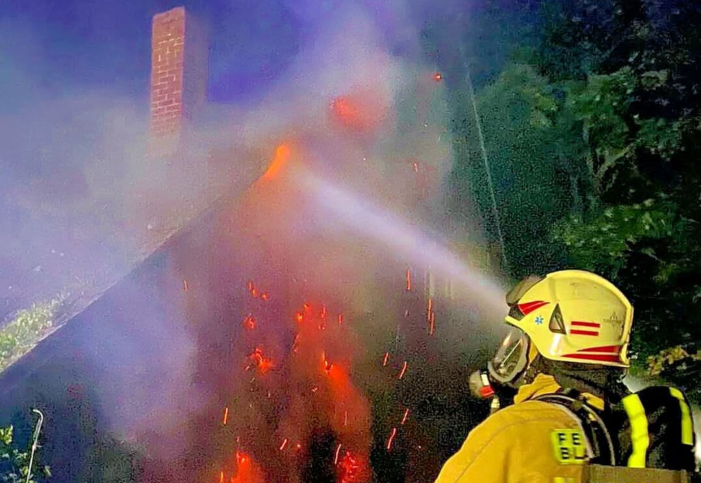 20 Feuerwehrleute aus Blankenburg waren am Montagmorgen im Einsatz, um den brennenden Marstallzu löschen.