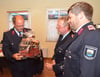 Fördervereinsvorsitzender Arno Brandt überreichte als Abschiedsgeschenk an Jürgen Brandt das Modell eines Feuerwehr-Oldtimers. Vorn steht Benjamnin Boyken.