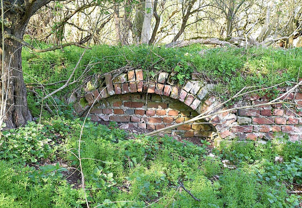 Fundamentreste des Saalhorns. Sie stammen aus dem 18. Jahrhundert, als die Faktorei gebaut wurde.