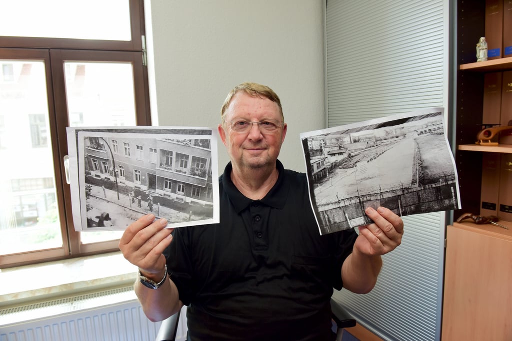 Eine Grenze mitten durch die Stadt: Jörg Bella mit zwei historischen Fotos, die die damalige Situation in Berlin zeigen.