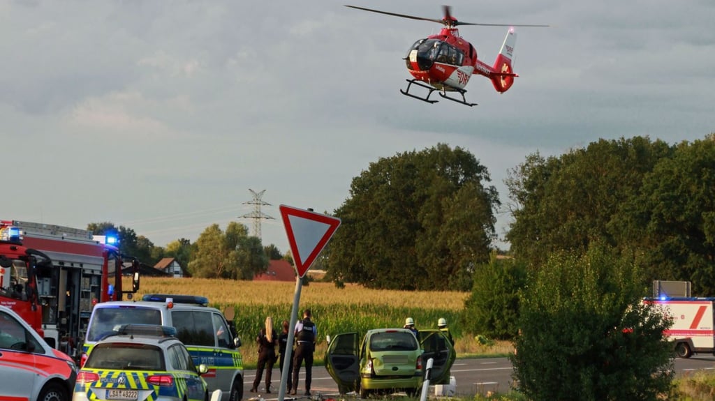 Zwei Menschen wurden bei einem Unfall auf der B189 bei Stendal schwer verletzt. Ein Rettungshubschrauber landete an der Unfallstelle.