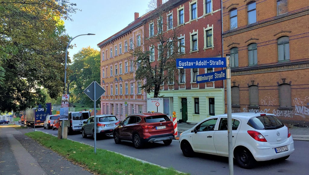 Auf der Naumburger Straße in Weißenfels kann es gerade bei Verkehrseinschränkungen zu langen Autoschlangen kommen.