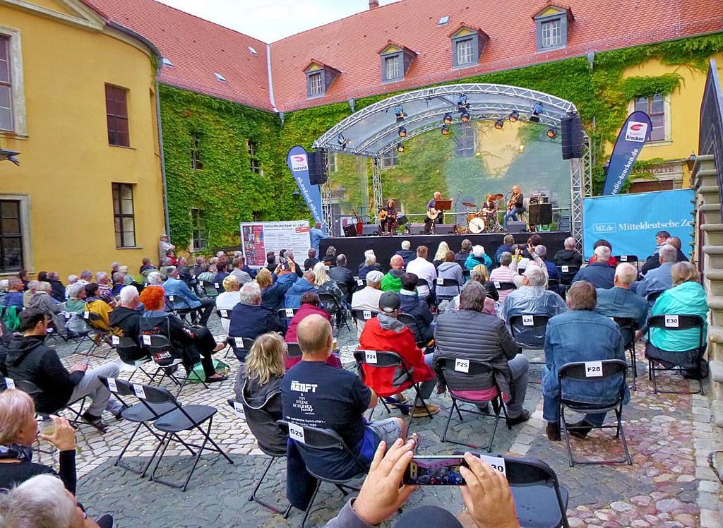 Auf dem malerischen Schlosshof von Ballenstedt trat die legendäre Band Renft auf.