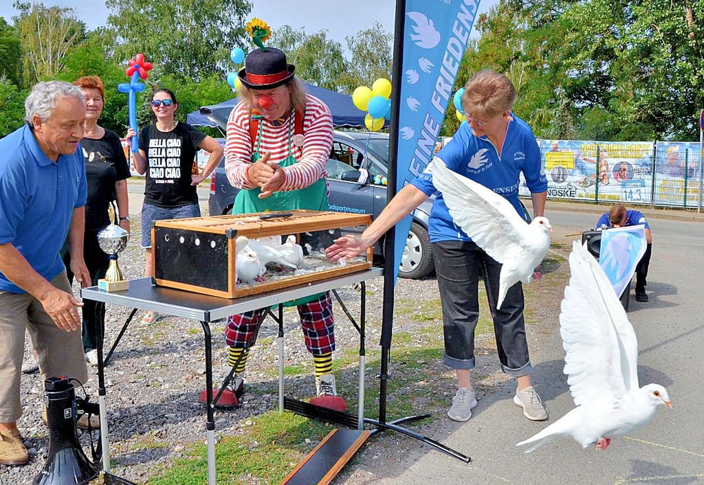 Horst Schäfer (links) und Mitstreiter vom Museum in Kleinmühlingen gaben mit Clown Monello den Startschuss mit Tauben zur Friedensfahrt.