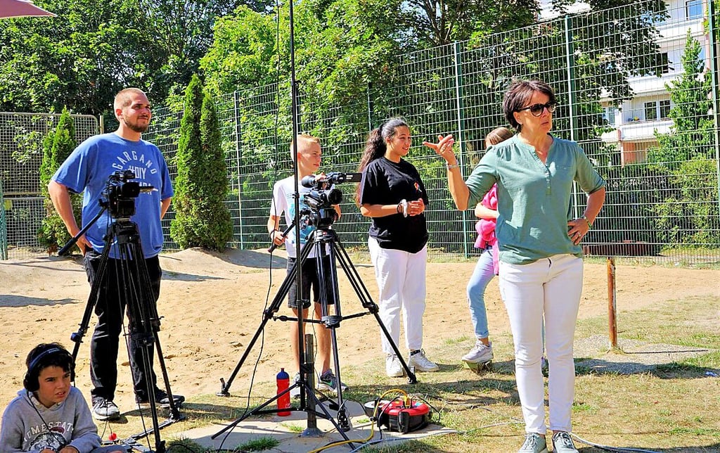 Beate Nilles (rechts) vom Offenen Kanal Salzwedel gab beim Dreh mit den Kindern die Regieanweisungen.