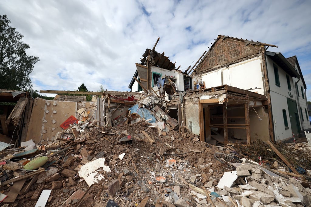 Schutt und Geröll eines nach dem Hochwasser völlig zerstörten Hauses im nordrhein-westfälischen Gemünd.