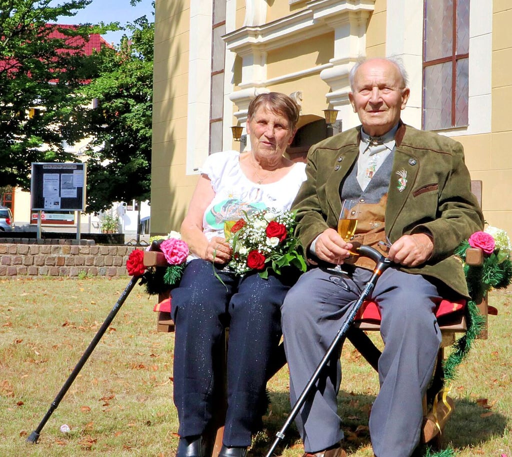 Renate und Karl-Heinz Perschke haben am Sonnabend ihre Eiserne Hochzeit gefeiert. Während einer Kutschfahrt durch Jessen gab es auch einen kurzen Halt an der Kirche.