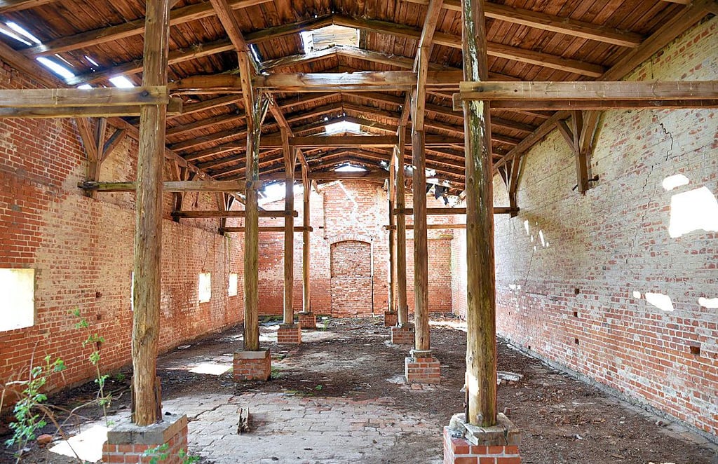 Dieses Gebäude wurde 1904 errichtet. Gelagert wurde hier die Braunkohle für die Maschinen des Schöpfwerkes Breitenhagen.