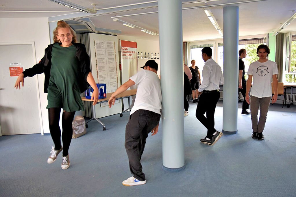 Bei einem Schauspiel-Workshop konnten sich Jugendliche in der vergangenen Woche ausprobieren. Auf der dargestellten Szene sollten sie sich in verschiedene Tier-Figuren einfinden.
