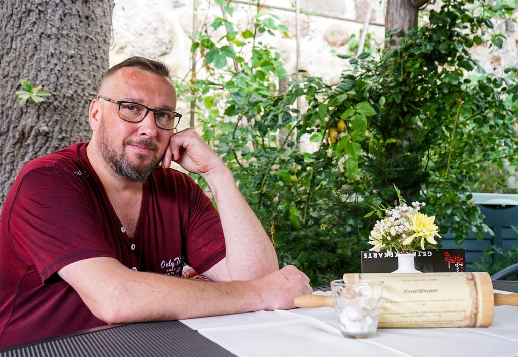 Tom Hebäcker vom Restaurant "Zur Stadtmauer" in Zerbst. Durch die Corona-Pandemie ist auch dort die Personaldecke dünn geworden.