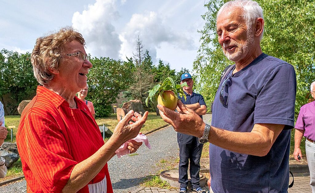 Zum Auftakt begrüßte Thurid Winkler Ernst Paul Dörfler und überreichte ihm einen saftigen Pfirsich aus ihrem eigenen Garten.
