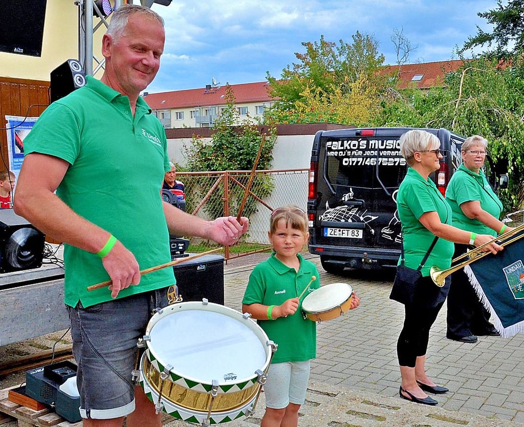 Auch die 5-jährige Anneli aus Deetz gratuliert den Jungen und Mädchen der Kinderfeuerwehr. Sie hat sich dazu dem Fanfarenzug angeschlossen.