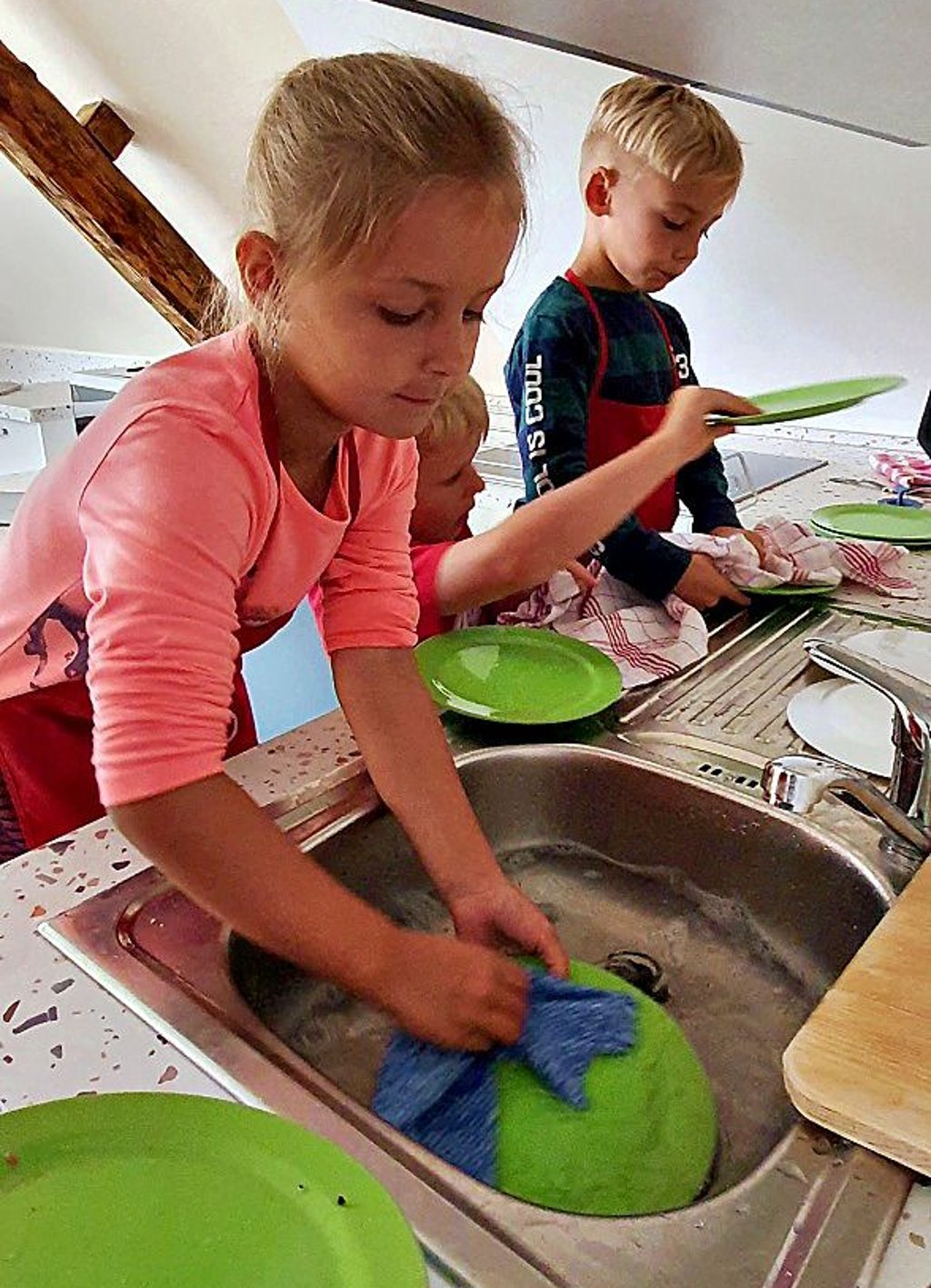 Mathilda und die anderen wissen:
Auch das Abwaschen gehört dazu.