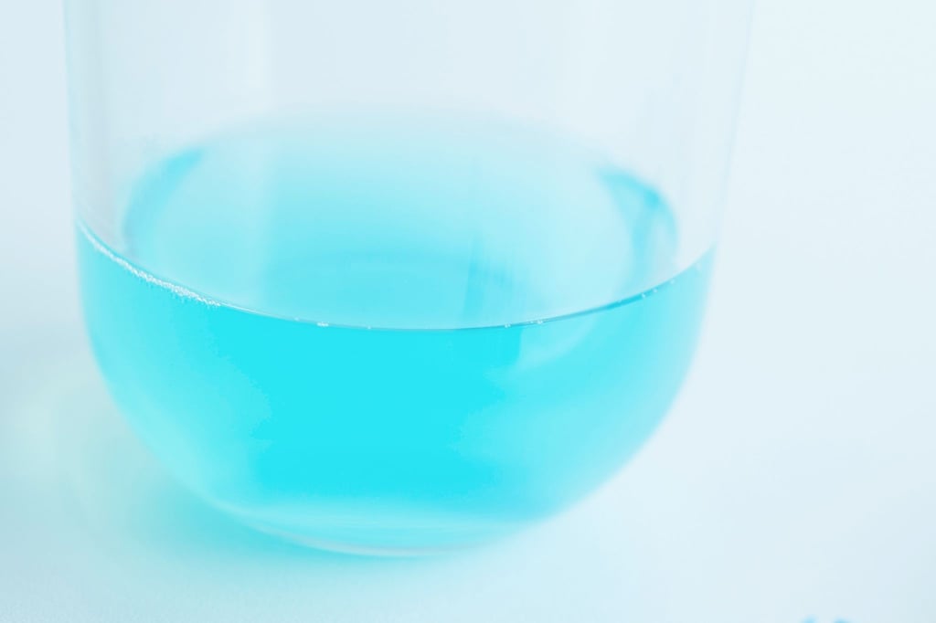 Mundspüllösungen können das Zähneputzen sinnvoll ergänzen - und sollten laut Experten insbesondere von Senioren vor Operationen vorbeugend angewendet werden.